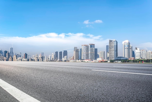 道路と近代的な都市の建物