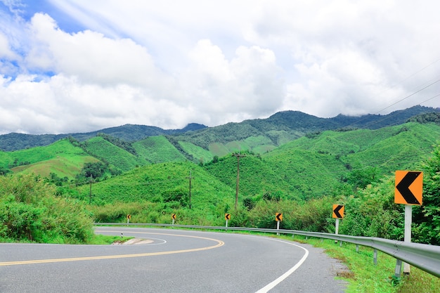 山への道Waysideというラベルの緑の山への道。