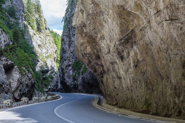 山の中の道。ビカズキャニオンはルーマニアで最も壮観な道路の1つです。