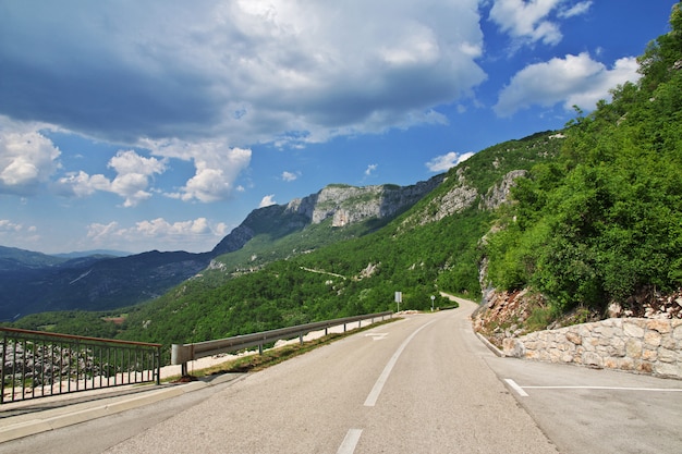 La strada nelle montagne del montenegro