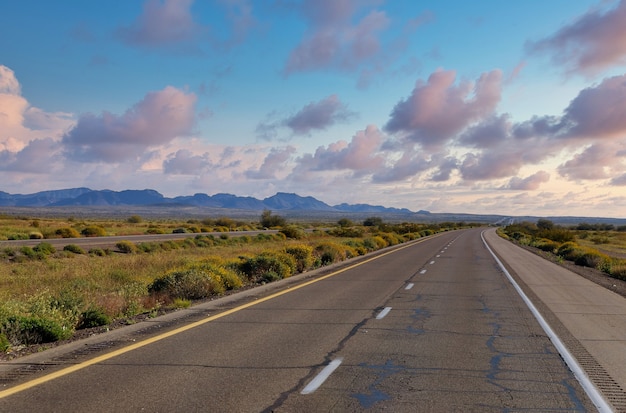 Photo road in the mountains of view of multiple lane view of a highways