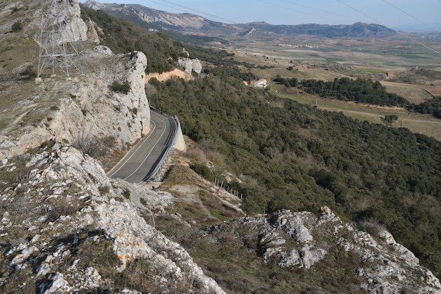 Foto una strada di montagna con una montagna sullo sfondo