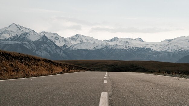 The road to the mountains