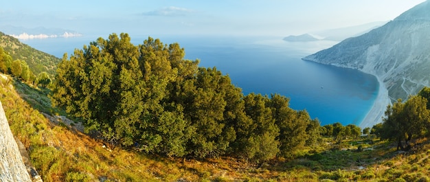 Myrtos 해변으로가는 길. 최고의 아침보기. 파노라마 그리스, Kefalonia.