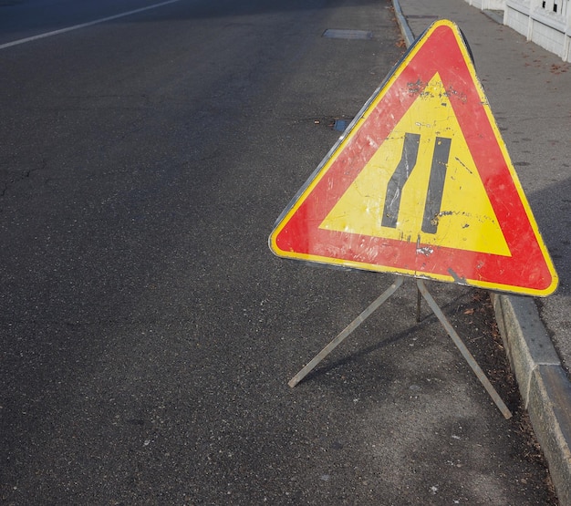 Photo road narrows sign with copy space