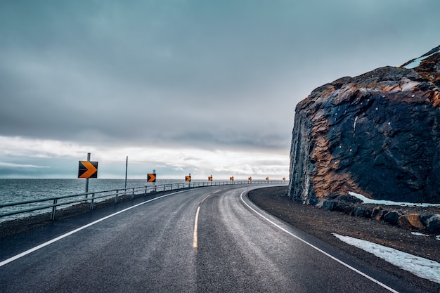 冬のノルウェーの道