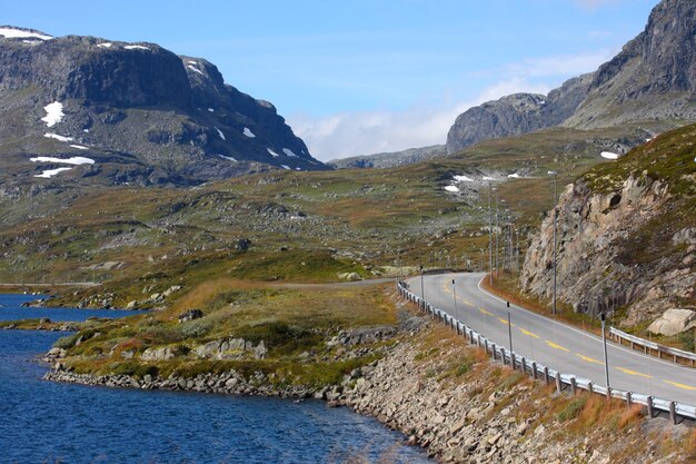 ノルウェーの山々の道