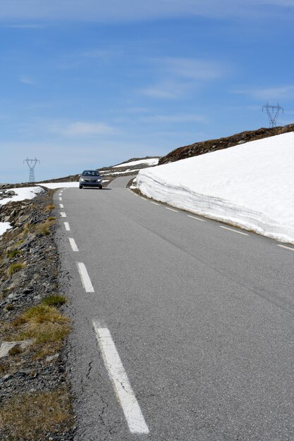 ノルウェーの山々の道