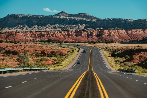 晴れた夏の日の旅行をテーマにした道路のパノラマ