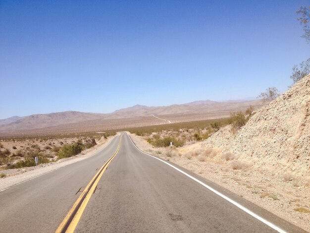 Foto una strada che attraversa un deserto