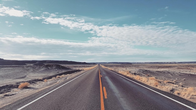 Foto strada che attraversa il deserto