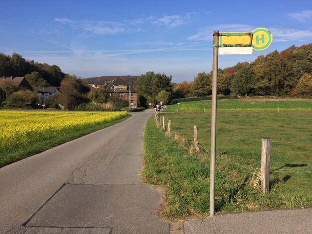 Photo road passing through field