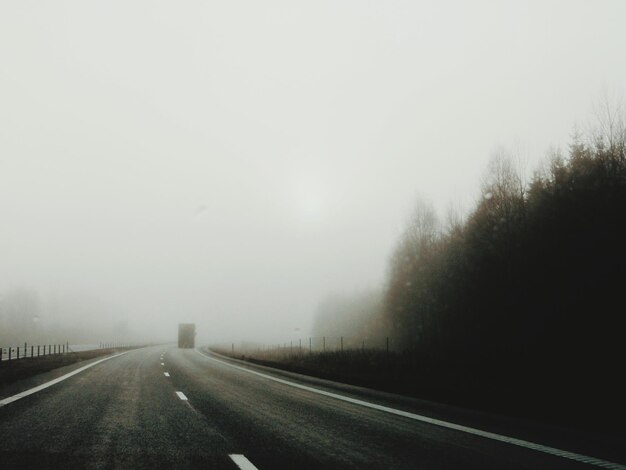 Photo road passing through foggy weather