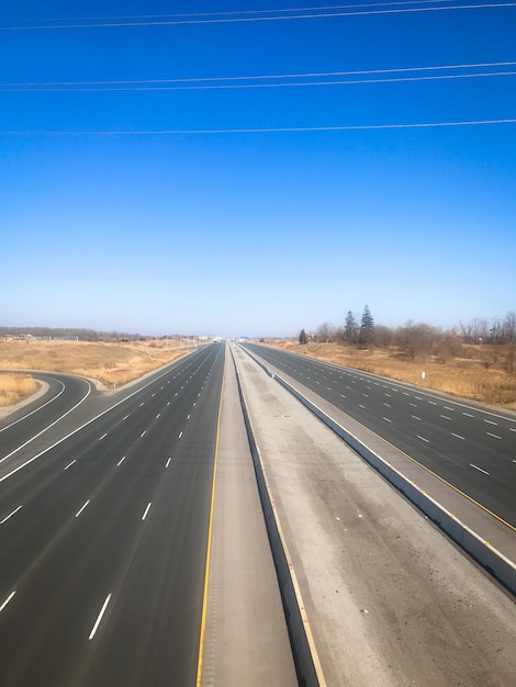 Photo road passing through landscape against clear blue sky