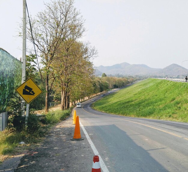 Photo road passing through landscape against clear sky