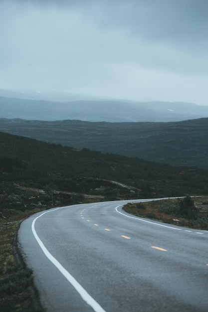 Photo road passing through landscape against sky