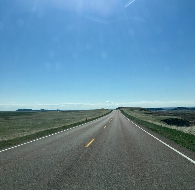 Photo road passing through landscape against sky