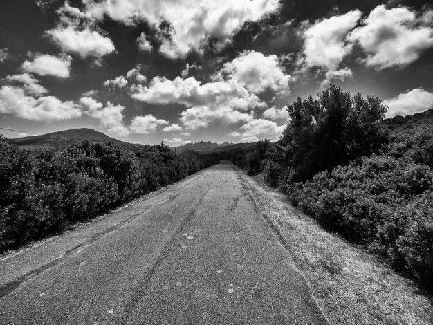 Foto strada che attraversa il paesaggio