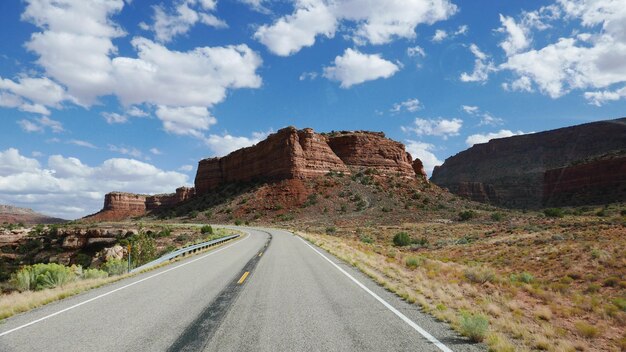 写真 山を通過する道路