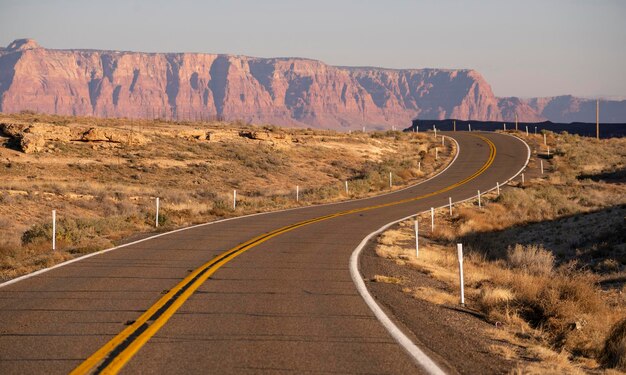 Photo road passing through mountains