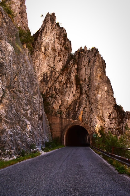 Photo road passing through tunnel