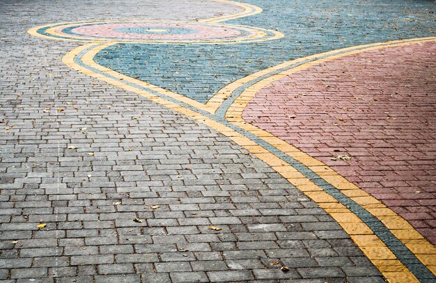 Foto la strada pavimentata con blocchi di pietra colorati con decorazioni