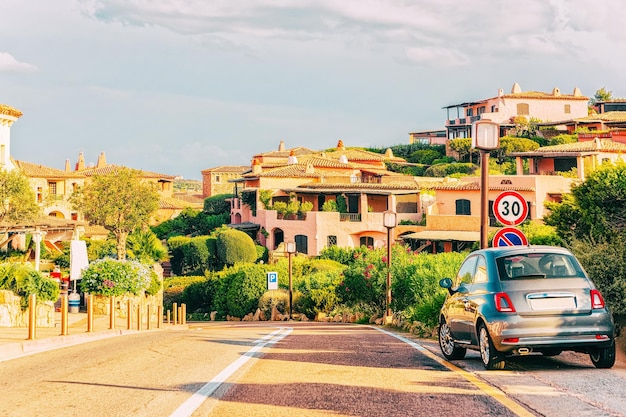 イタリアのサルデーニャ島のコスタスメラルダのポルトチェルボの道路