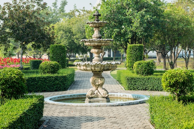 Road in a public park lead to the fountain