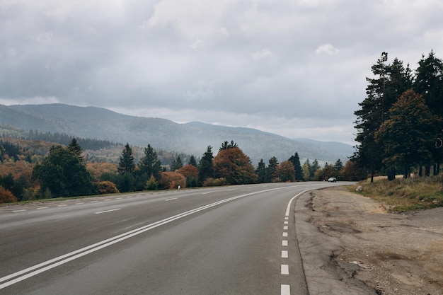 道路、車道、霧の山道、ロードトリップ