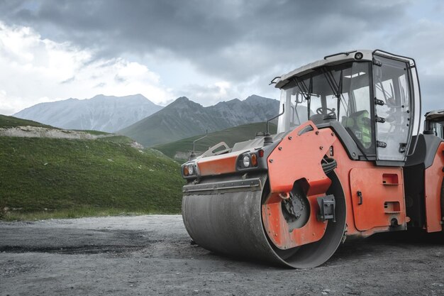 Foto costruzione di strade di montagna con rulli