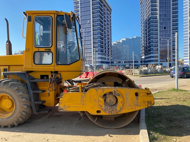 写真 アスファルト道路の修理中に建設現場で働くロード ローラー舗装の舗装ローラー マシン