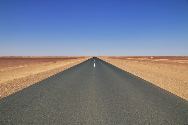 La strada nel deserto del sahara, in africa