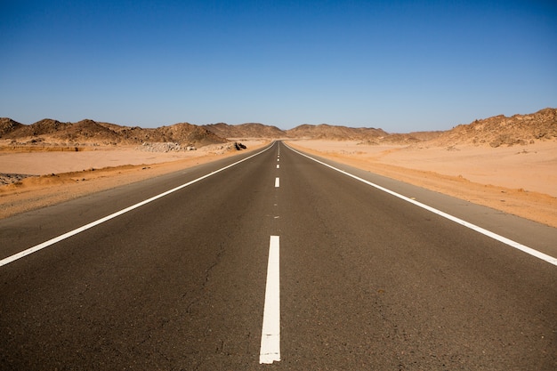 Strada nel deserto del sahara d'egitto