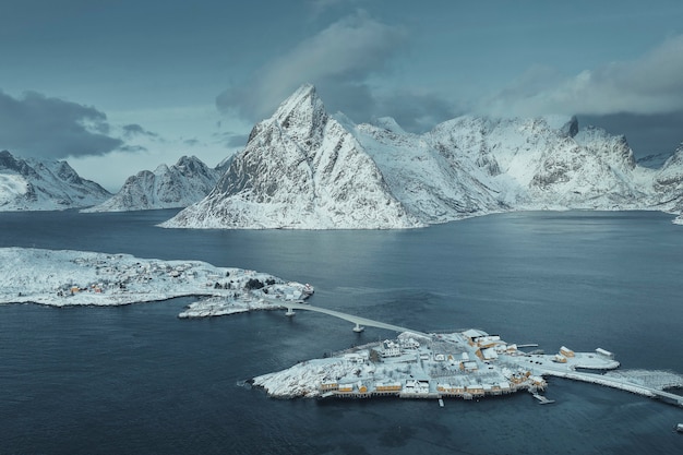 Strada per l'isola di sakrisøy, norvegia