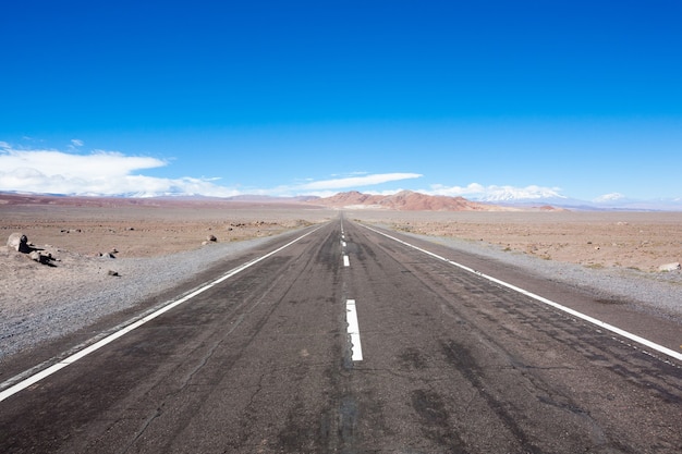 Strada per il paesaggio di san pedro de atacama, cile. vista prospettica su strada asfaltata