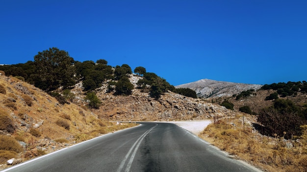 그리스 크레타 섬의 바다와 산 사이의 도로