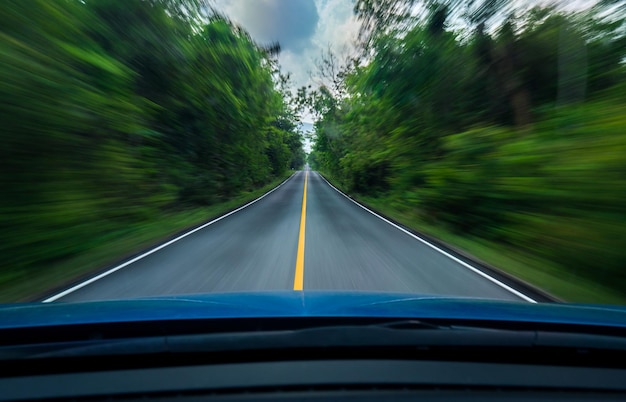 写真 車のフロントガラスから見た道路