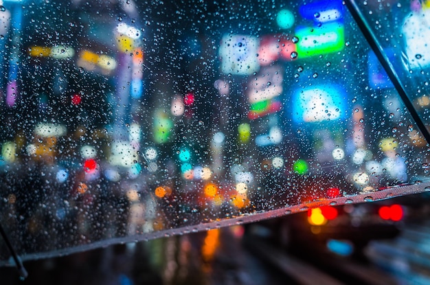 雨季の湿った傘を通って見える道路