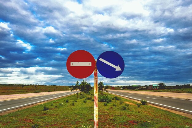 Foto segnale stradale contro un cielo nuvoloso