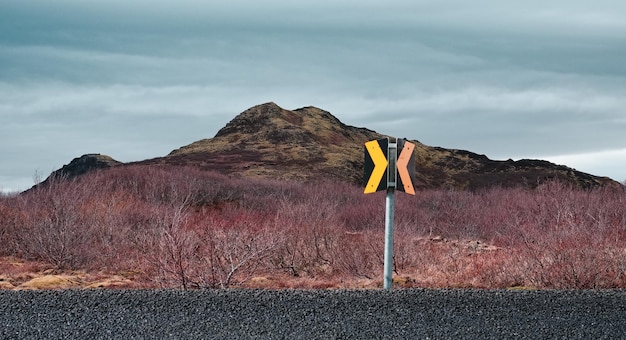 Photo road sign against mountain