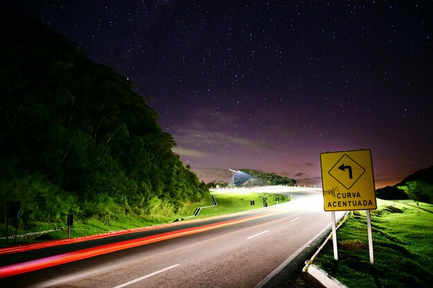 写真 夜の空に照らされた道路標識