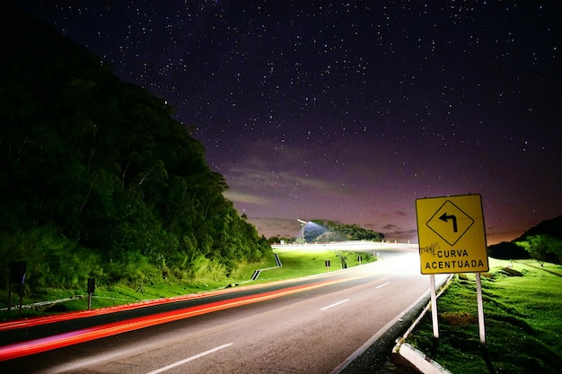 夜の空に照らされた道路標識