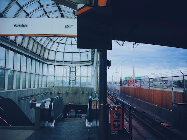 写真 空に照らされた道路標識