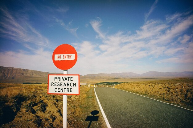 Photo road sign against sky