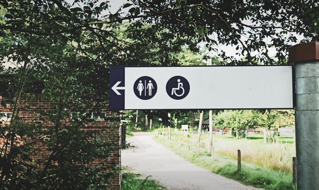 Photo road sign against trees