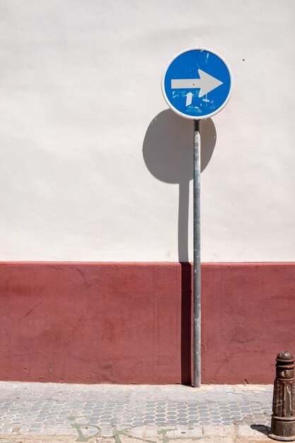 Photo road sign against wall