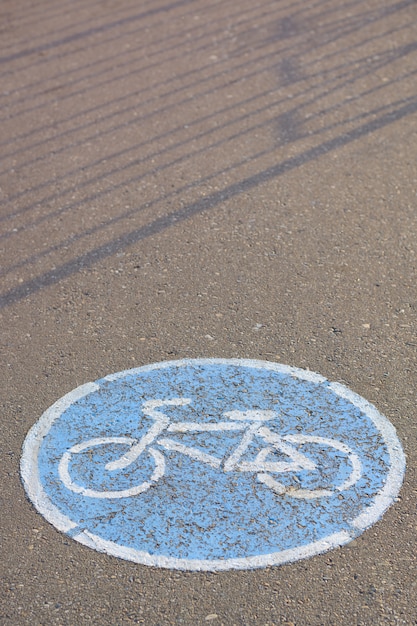 アスファルトの道路標識自転車トラック