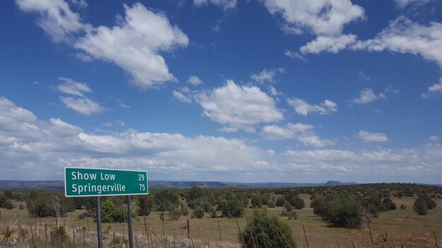 写真 青い空に照らされた風景の道路標識