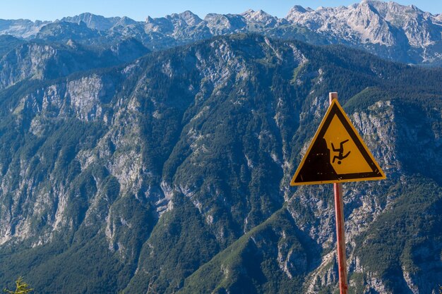 写真 山による道路標識