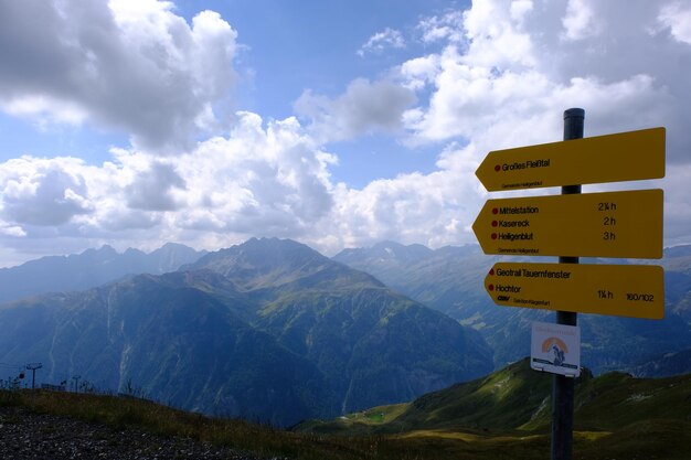 Foto segnale stradale con le montagne contro il cielo